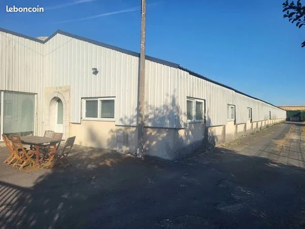 À VENDRE - BÂTIMENT ARTISANAL 950 m² SUR 3 000 m² DE TERRAIN (AVEC POSSIBILITÉ DE RACHAT DE LA SCI)