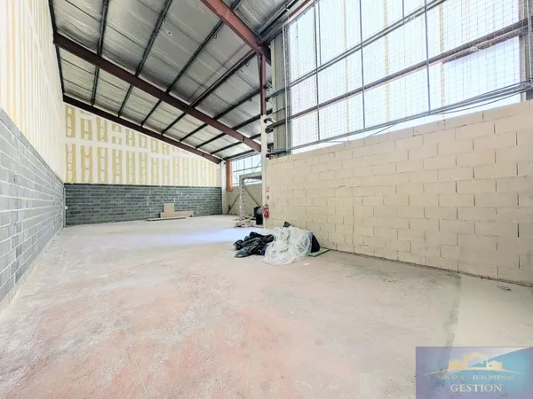 Local professionnel 220 m²