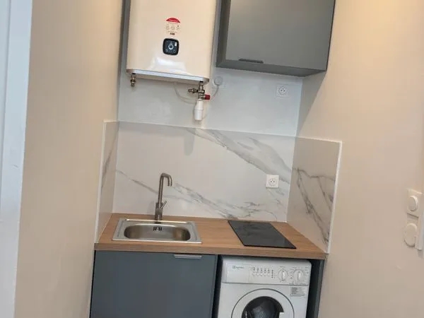 Studio meublé ( eau électricité et charges locative comprise)