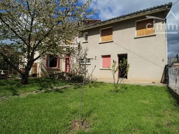A vendre maison à rénover avec un jardin et un garage