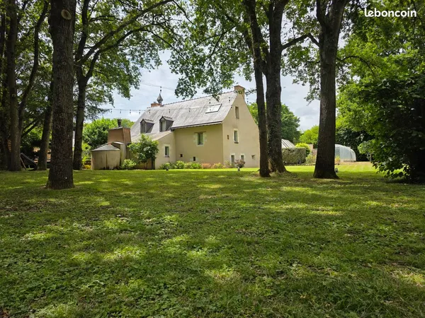 Logis secret du XIV siècle en bordure de l'étang saint Nicolas à Angers