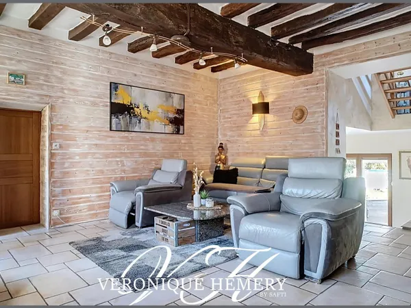 Charmante maison de village de 180 m2 entièrement rénovée offre une belle prestation avec un cadre d