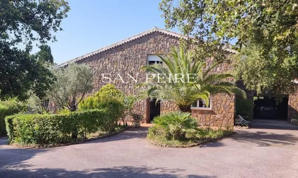 Grande villa avec piscine sur beau terrain à 1 km de la mer