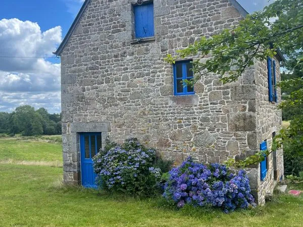 Maison de charme en granit avec dependances cadre bucolique