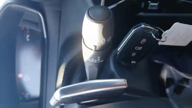 Peugeot 2008 puretech 130 s&amp;s eat8 — photo 32