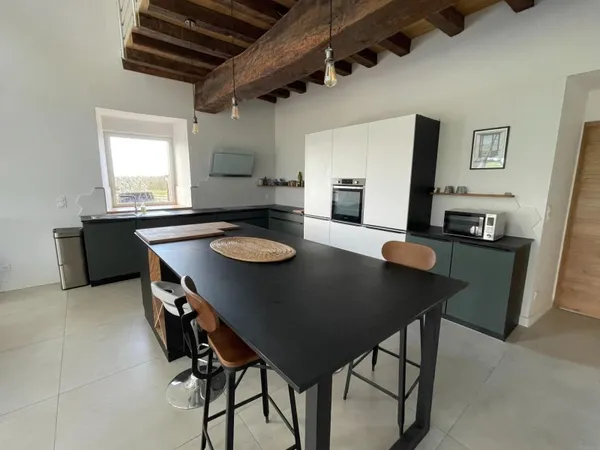 Maison traditionnelle rénovée à 100% - 148m2 - Dépendances - terrain de 4,2Ha