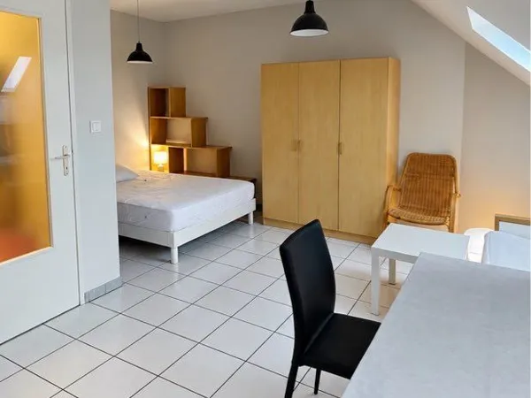 Studio meublé 28 m² avec parking privatif - Lons-le-Saunier