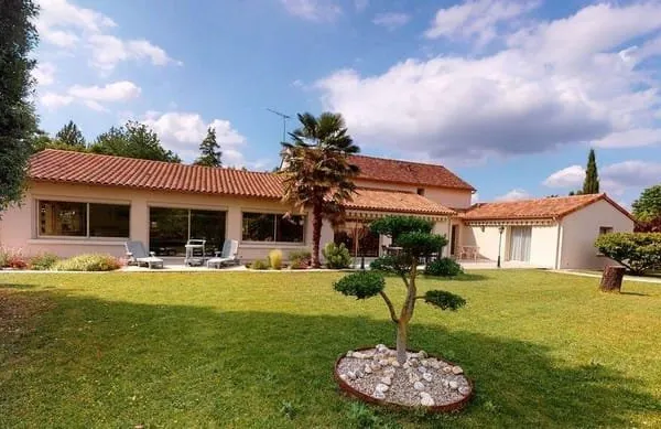 Maison 8 pièces 318 m²