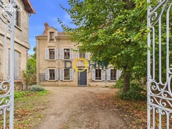 Maison familiale de caractère avec dépendance, jardin et beau potentiel d'aménagement