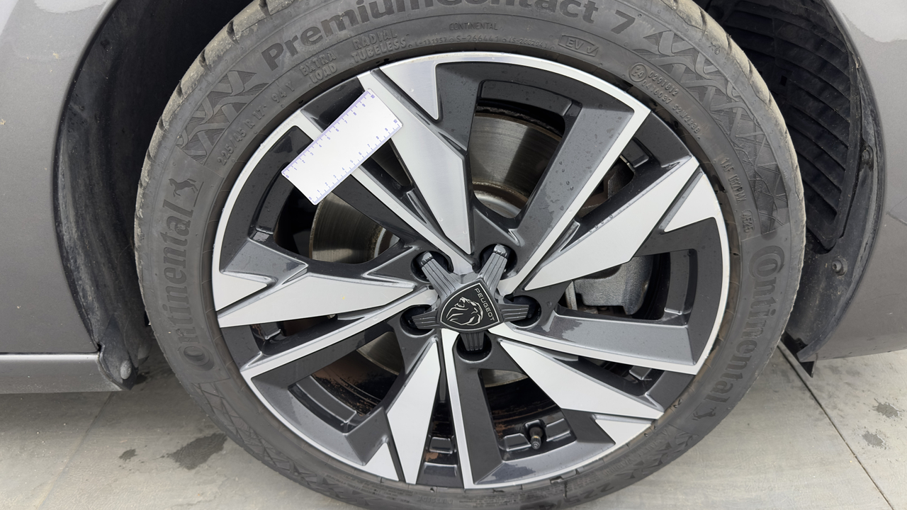Peugeot 308 SW PHEV 180 e-EAT8 — photo 36