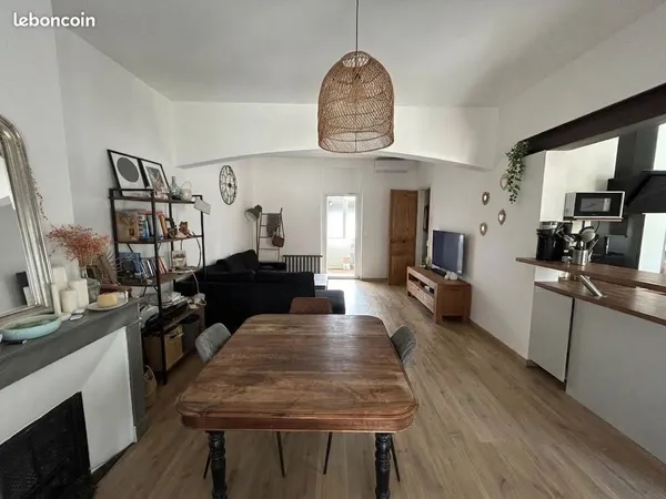 T3 62 m² entièrement rénové avec terrasse - Nîmes