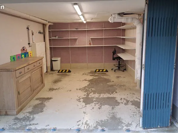 Grand Garage éclairé dans une résidence sécurisée