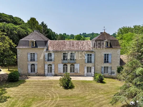 Proche de Gensac - domaine d'exception à finir de rénover avec u