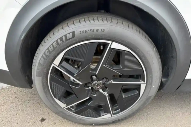 Peugeot 408 hybrid 136 e-dcs6 — photo 13