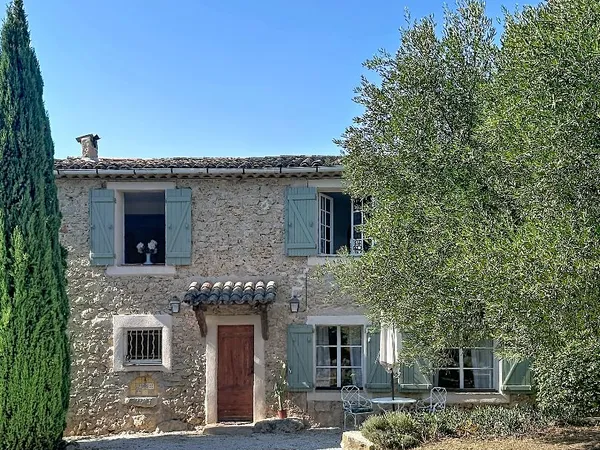 Belle Bastide renove, des grandes pieces, poolhouse, piscine