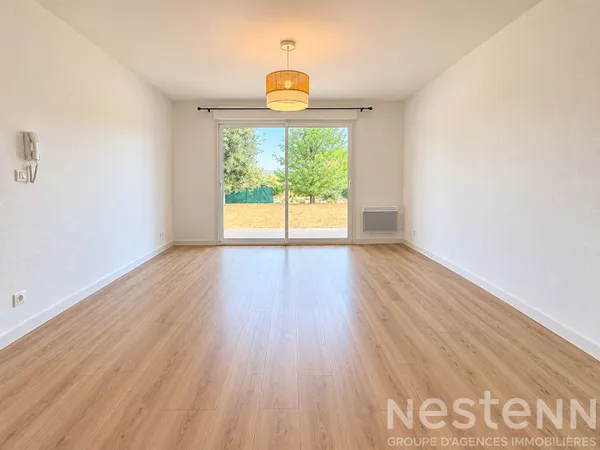 À LOUER - Appartement T2 en rez-de-jardin avec terrasse et parking à PLUNERET