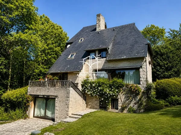 VILLA DANS UN DOMAINE PRIVÉ