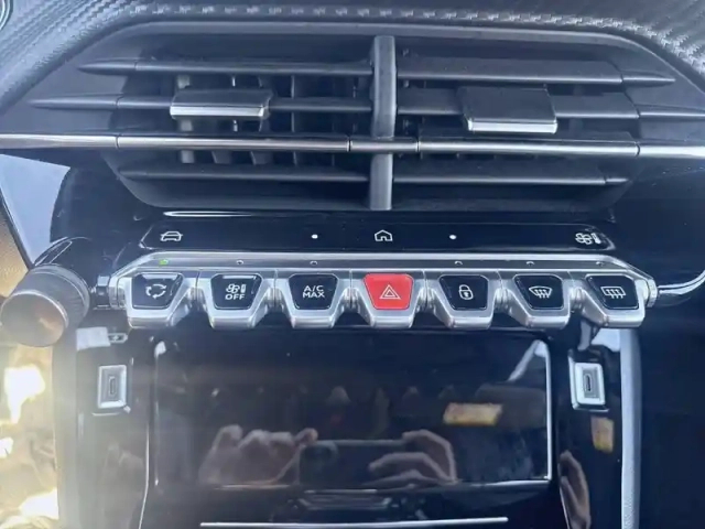 Peugeot 2008 hybrid 145 e-dcs6 — photo 28