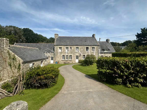 Vends propriété - 230 m² - 8 pièces, 3 chambres - Plouhinec 56680