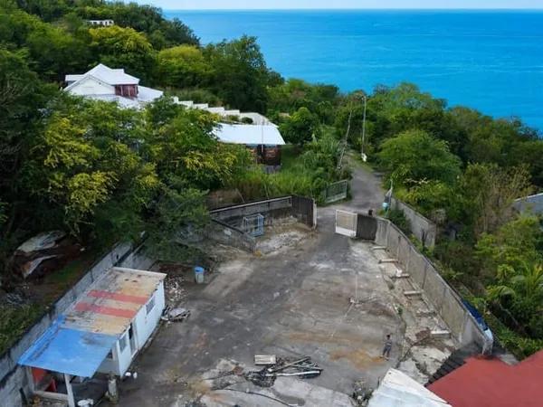 Local d’activité et entrepôt Vente Bouillante 119130€