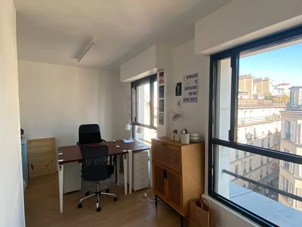Bureau de 10m2 très lumineux dans immeuble de bureaux