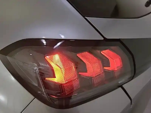 Peugeot 208 puretech 100 s&amp;s eat8 — photo 17