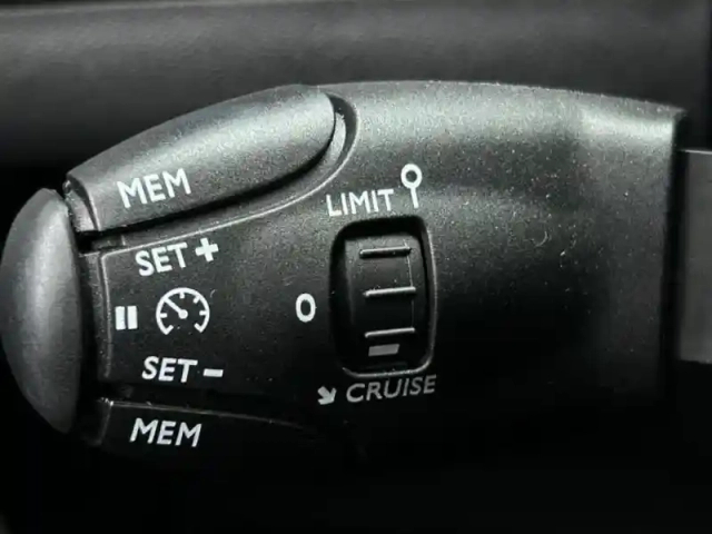 Peugeot 208 1.2 puretech 100ch s&amp;s style 118g — photo 11