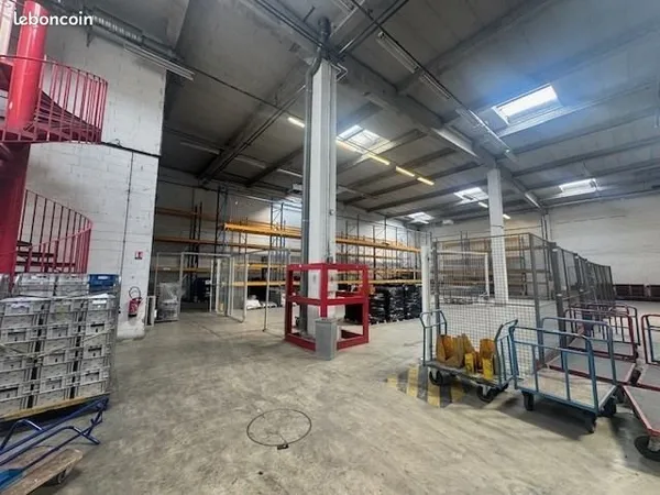Local industriel 1 132 m²