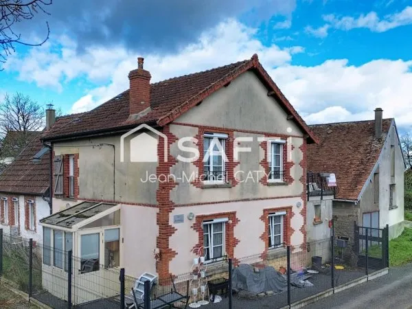 Maison ancienne rénovée avec 3 chambres dans un environnement calme avec un petit étang en commun.