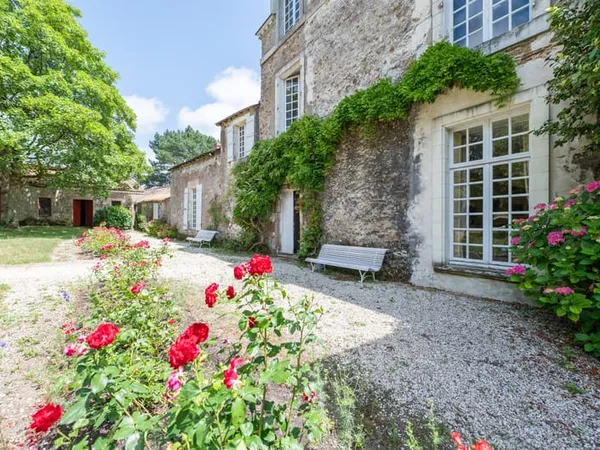 LOROUX-BOTTEREAU- Propriété de 400m2 avec parc