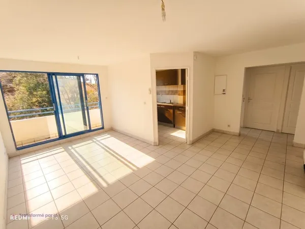 Appartement T2 à louer à Saint Denis - Trinité, dernier étage avec terrasse et parking