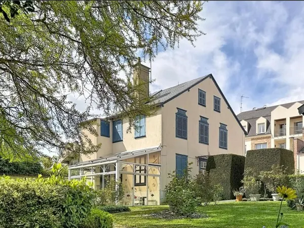 Vends maison avec un très beau jardin arboré