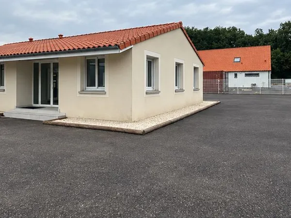 Local commercial / showroom 120 m² entièrement rénové + parking