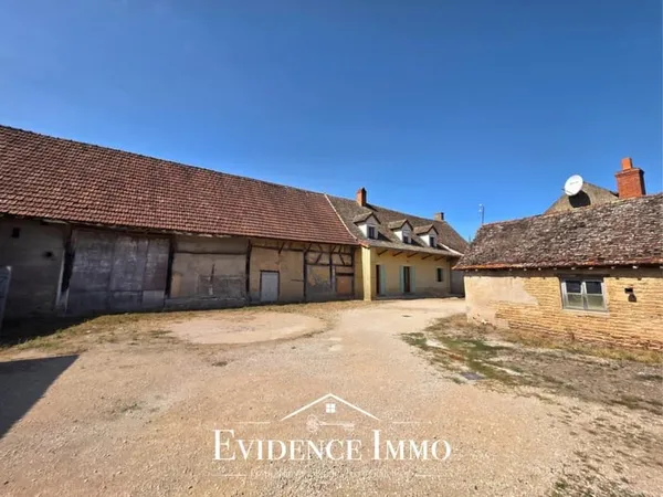 Ensemble immobilier avec dépendances et fort potentiel au centre de Simandre