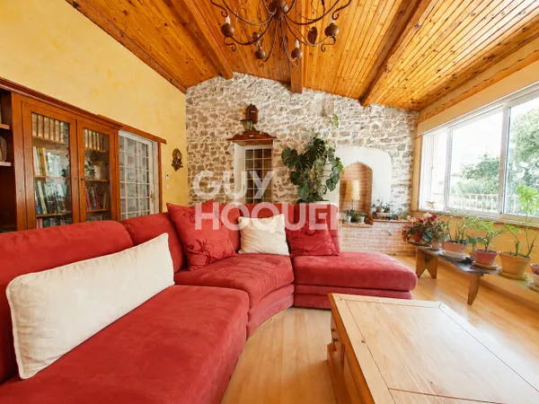 MAISON DE VILLAGE AVEC REMISE ET EXTÉRIEUR