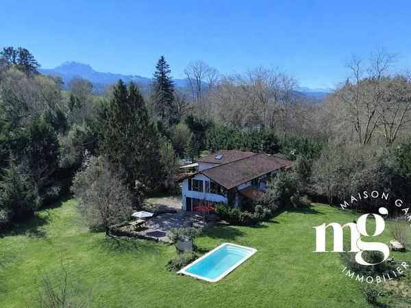 Maison 9 pièces 270 m²