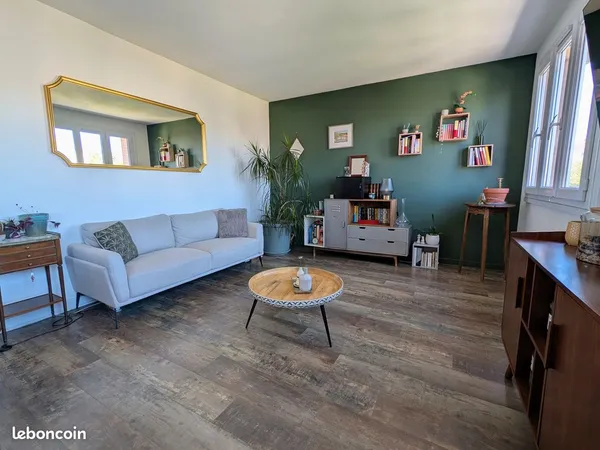 T3 traversant rénové, 2 balcons, dernier étage et vue dégagée