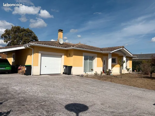 VILLA plus CHALET sur 900 m2 de terrain. Dans lotissement calme et entretenu
