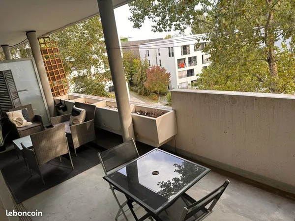 Beau T2 meublé avec terrasse de 15 m², parking sécurisé, tout compris