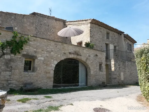 Maison individuelle partiellement meublée