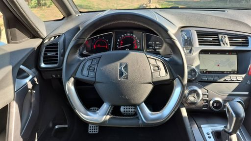DS DS 5 1.6 THP 165 EAT6 - So Chic – 2016 – 61577 km – Essence – Boîte Automatique — photo 32