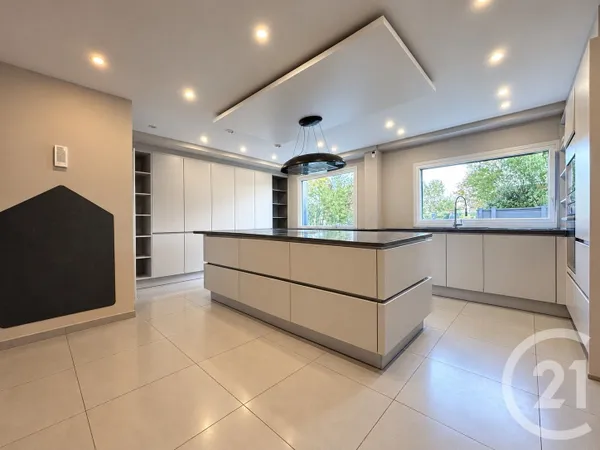 Maison 8 pièces 235 m²
