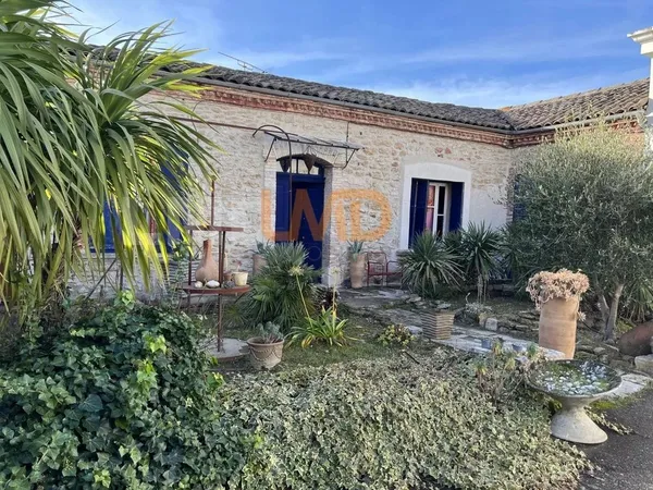 maison en pierre de 140m2 .. piscine. garage
