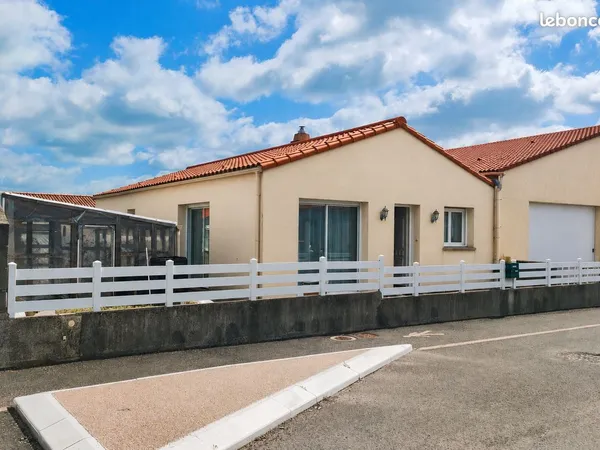 A vendre AXE montaigu-vendée Cholet maison de plain-pied avec vaste garage / stockage / atelier atte