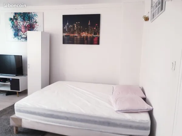 Colocation chambre spacieuse bien située (Une chambre des trois disponible à partir du 15 Septembre)