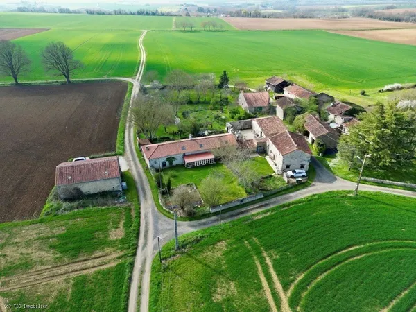 Magnifique Maison de Campagne avec Gîte entre Verteuil et Aunac