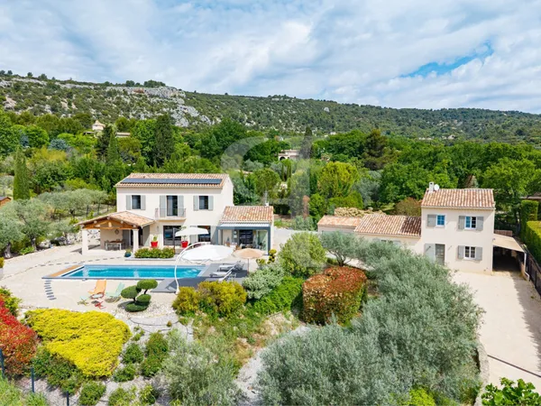 Propriété d'exception avec 2 maisons, piscine chauffée et v