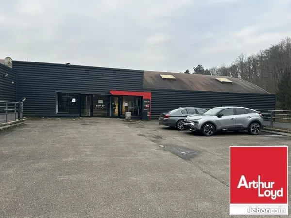 Local commercial 1 700 m²