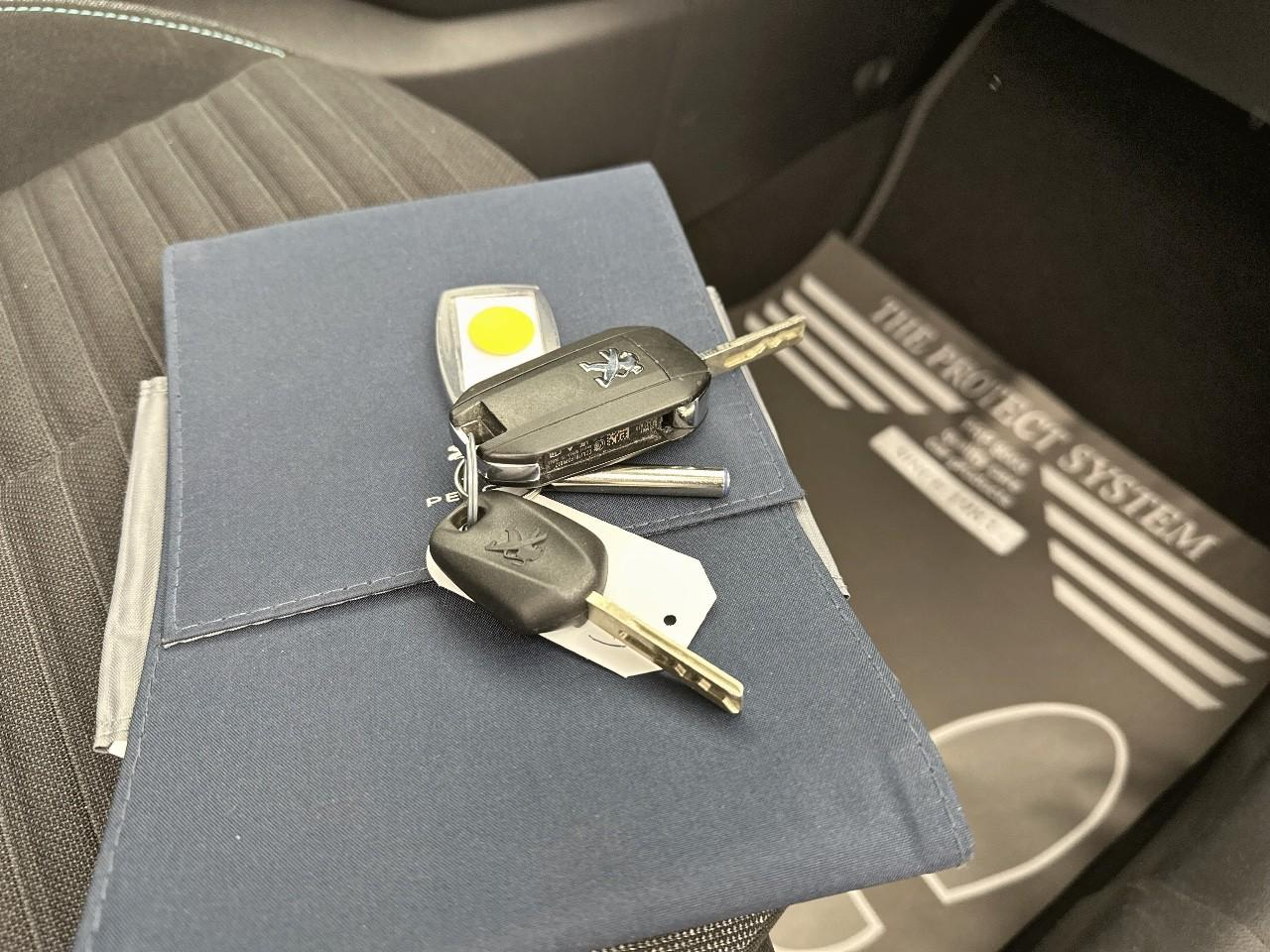Peugeot 208 puretech 100 s&s eat8 style — photo 28