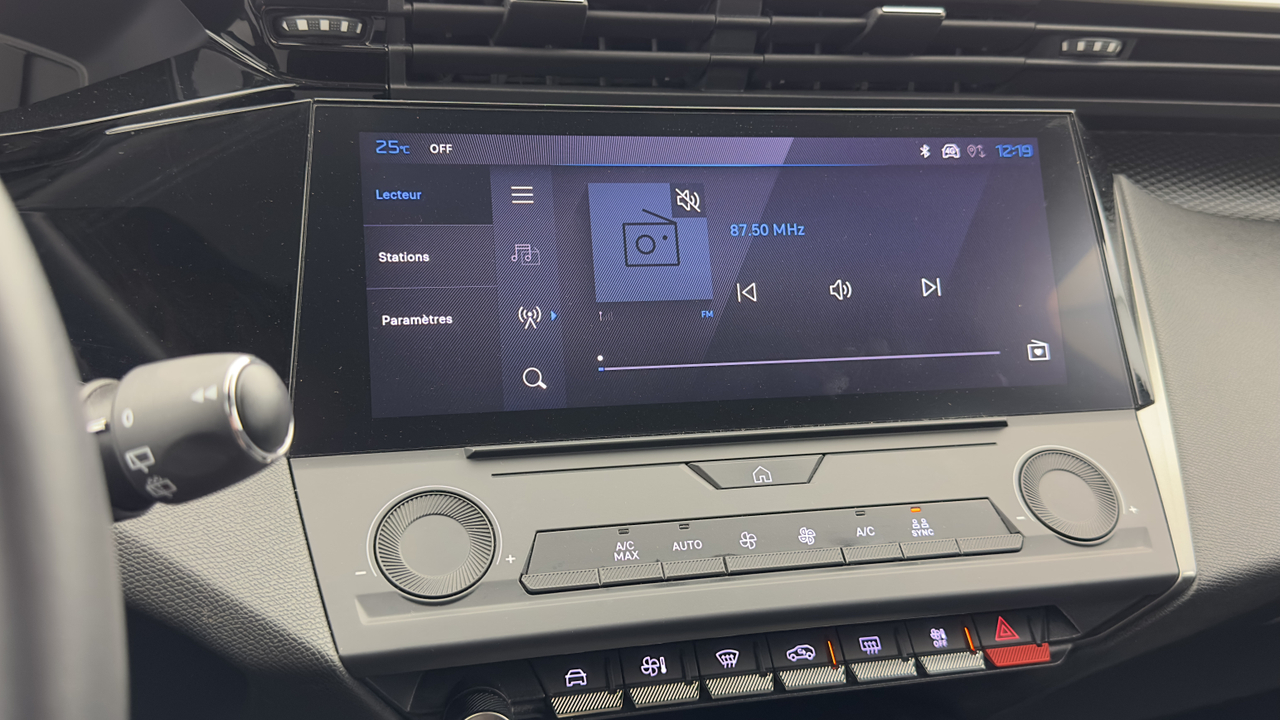Peugeot 308 SW PHEV 180 e-EAT8 — photo 25
